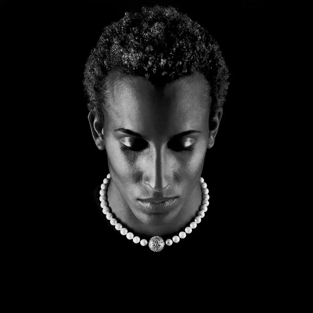 Werbeaufnahme von Schmuck mit Model