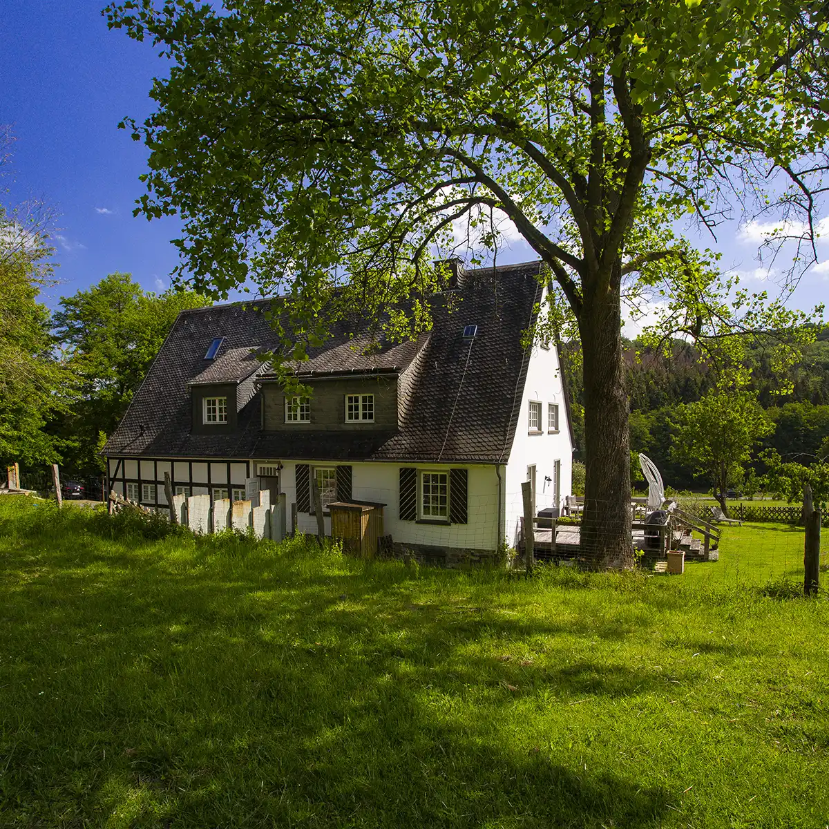 Innen- und Außenaufnahmen eines renovierten Fachwerkhauses für einen Architekturwettbewerb
