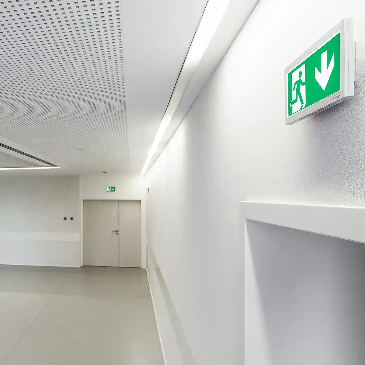 Innenaufnahmen von Rettungszeichenleuchten in der Anwendung